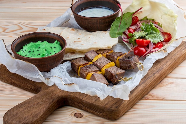 Pincho de ternera con hummus verde y salsa Dzadziki con rábano picante