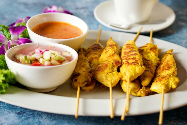 pinchos de barbacoa de pollo amarillo