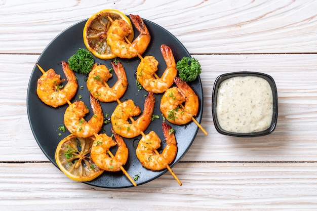 Pinchos de langostinos tigre a la plancha con limón