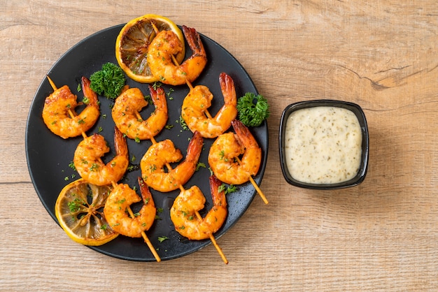 Pinchos de langostinos tigre a la plancha con limón