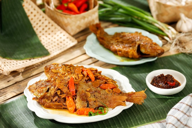 Pindang Ikan Nila Sundanese Menú tradicional de Java Occidental Indonesia hecho de tilapia frita con chile