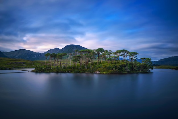 Pine Trees Island no Lago Derryclare ao pôr do sol