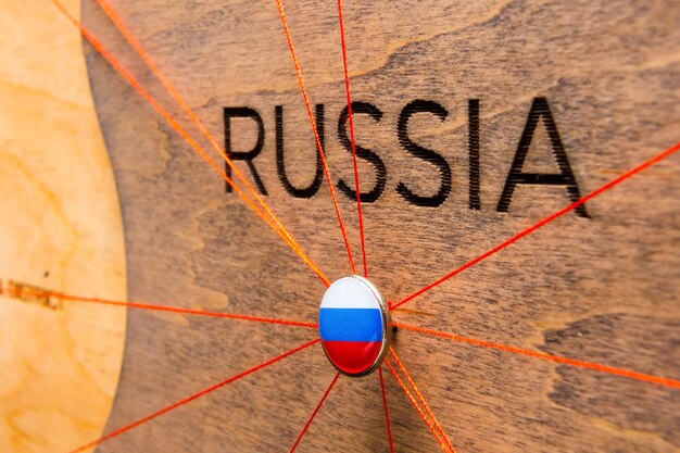 Pines de la bandera de Rusia y hilo rojo para viajar y planificar el viaje