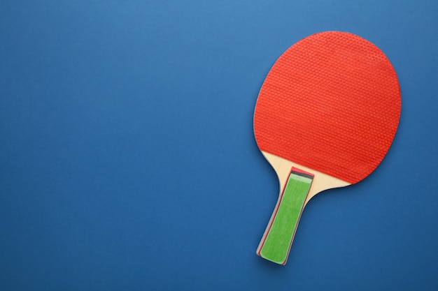 Ping-Pong-Paddel auf Blau mit Kopierraum