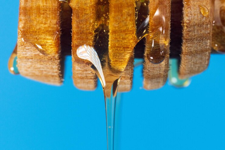 Foto pingando mel closeup macro de um balde de madeira com espaço de cópia