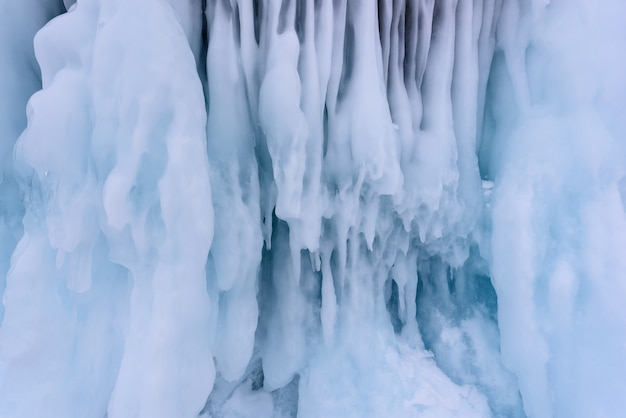 Pingentes de fundo na parede de gelo no lago Baikal no inverno