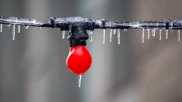 Pingentes de gelo em lâmpadas de iluminação de rua congeladas tempo de inverno temporada detalhes do interior da rua objeto de eletricidade