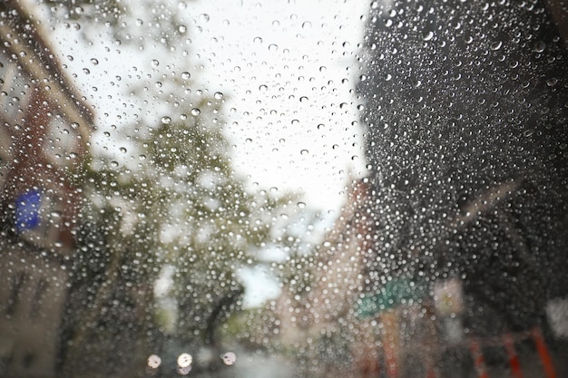 Pingos de chuva em uma janela na chuva