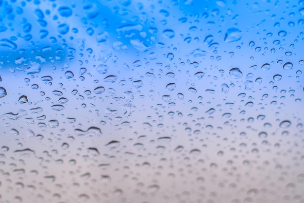 Pingos de chuva na janela Gotas de água no vidro Tom azul