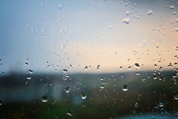 Pingos de chuva no vidro. Tempo chuvoso, nublado, chuva, trovoada.