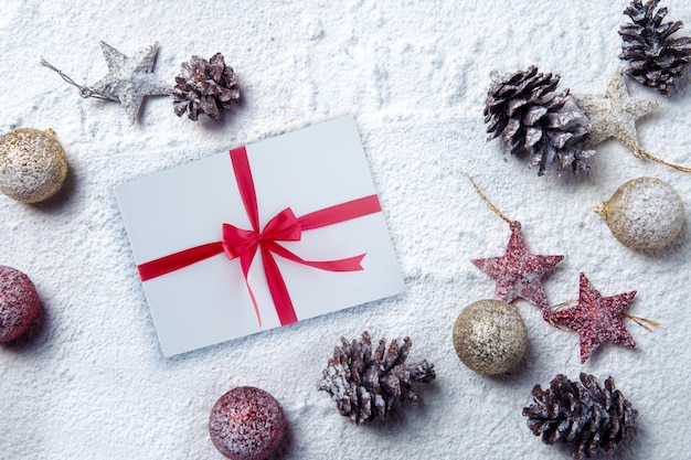 Pinha, bola de Natal, caixa de presente e estrela na neve. Decoração de Natal