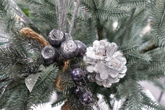 Pinha e frutas vermelhas decoram a árvore de Natal