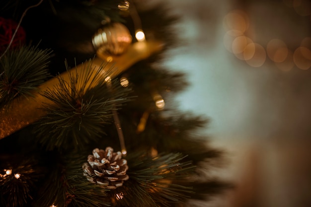 Foto pinha na árvore de natal decorada com grinalda e bolas