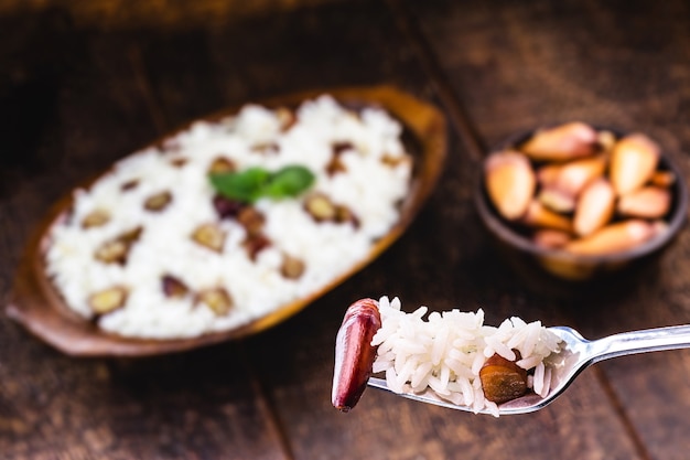 Pinhão com arroz quente, comida típica do inverno brasileiro