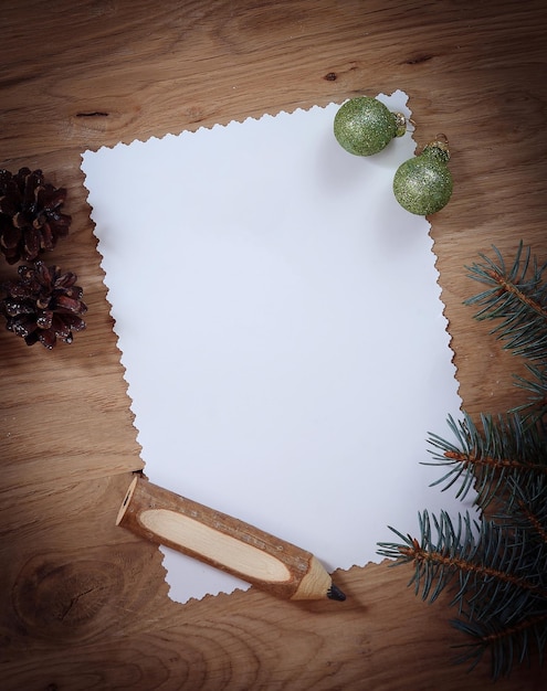 Pinhas de cartão de natal em branco e lápis em background de madeira