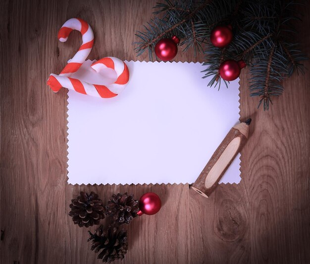 Pinhas de cartão de natal em branco e lápis em background de madeira