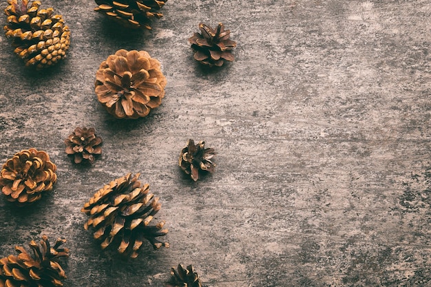 Pinhas de Natal na composição de borda de papel colorido Conceito de inverno de Ano Novo de Natal Espaço de cópia de vista superior plana