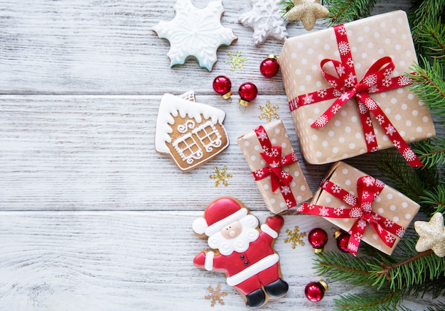 Pinheiro, caixas de presente e biscoitos