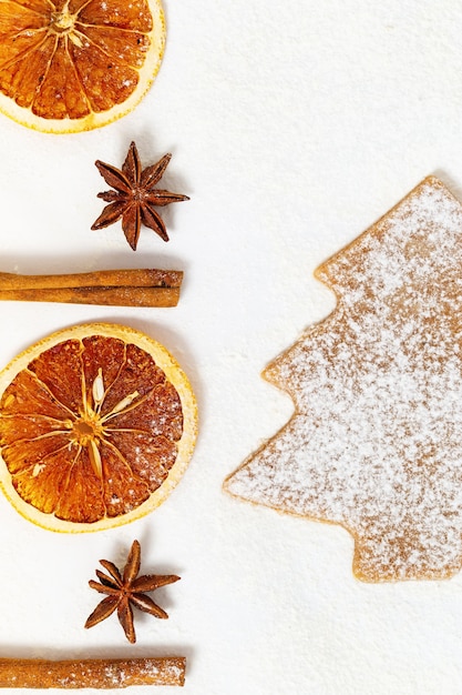 Pinheiro de biscoitos de Natal com canela, erva-doce e laranjas secas