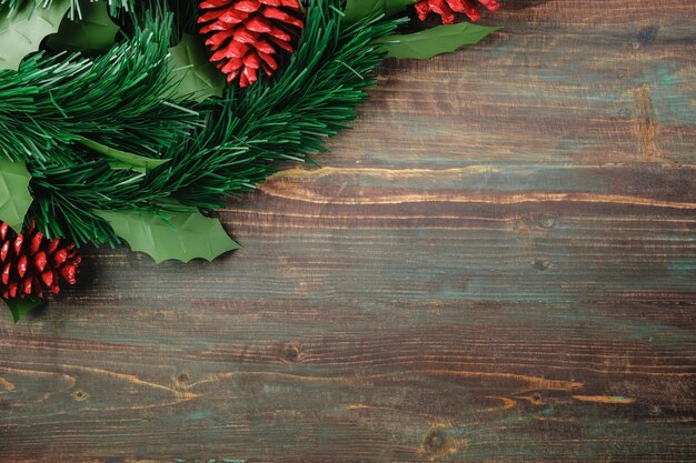 Pinheiro de Natal com decoração de pinha no fundo da mesa de madeira rústica vintage