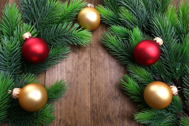 Pinheiro de Natal e decorações em fundo de madeira