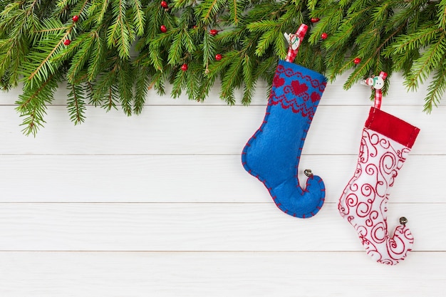 Pinheiro de natal e meias de natal em madeira branca