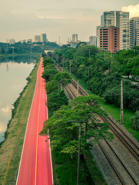 Pinheiros River und Radwege