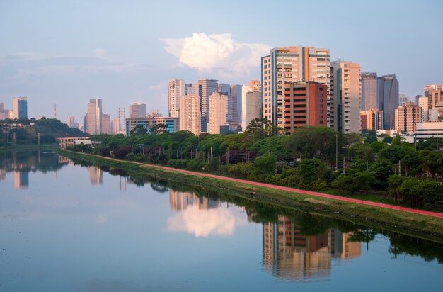 Pinheiros River und Radwege