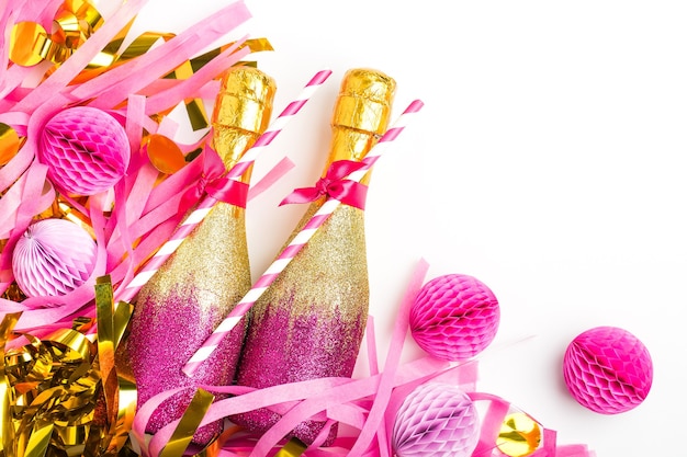 Foto pink and gold mini einzelflaschen zum anstoßen von champagner mit konfetti und lametta.