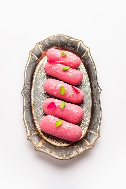 Pink Chumchum oder Rose-Geschmack Chum Chum oder Cham Cham indische und pakistanische Süße