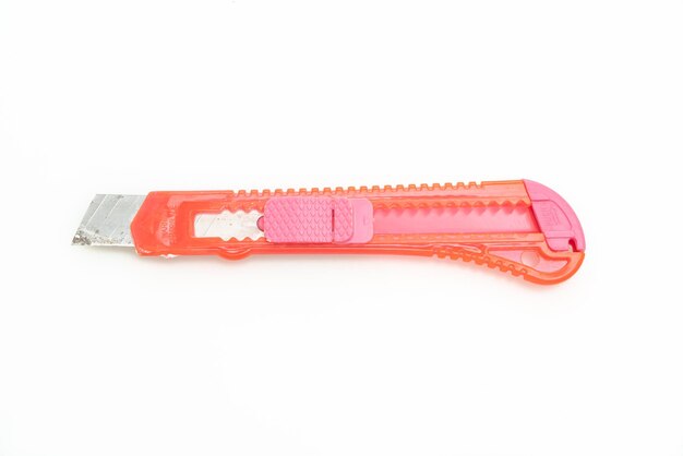 Foto pink cutter knife auf weißem hintergrund