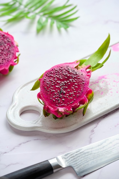 Pink Dragon Fruit Pitaya oder Pitahaya in Würfel geschnitten auf weißem Teller Trendige Superfood-Zutat