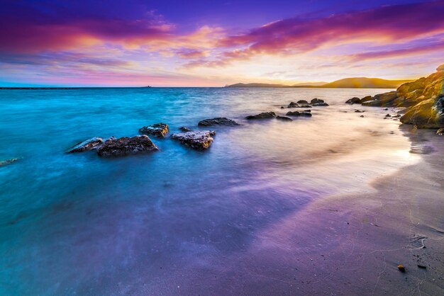 Foto pink e azul pôr do sol na costa de alghero sardenha