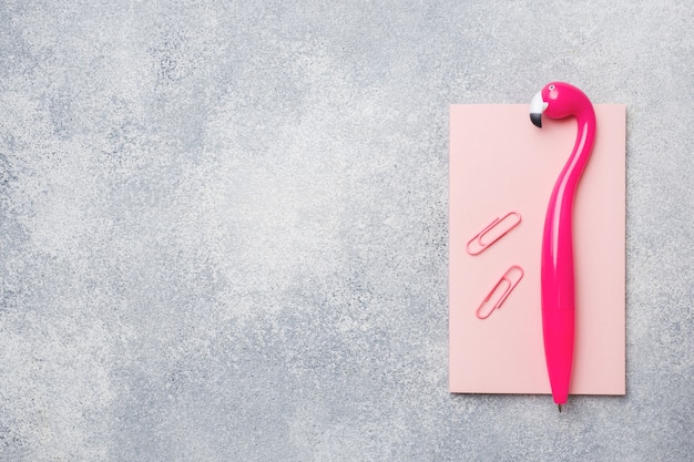 Pink Flamingo Stift und Schreibblock. Hintergrund mit Exemplar