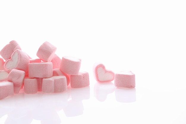 Pink Heart Marshmallow in weißem Hintergrund isoliert