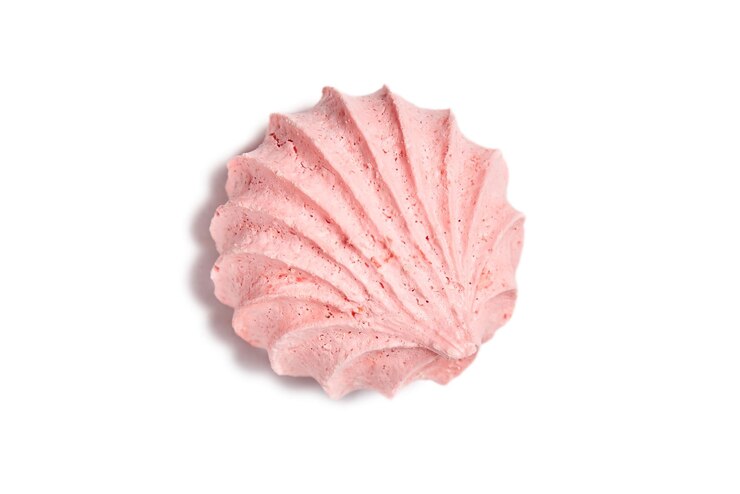 Pink merengue galleta airosa galleta aislado sobre fondo blanco.
