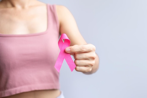 Pink Oktober Breast Cancer Awareness Month Frau Hand halten rosa Schleife und tragen Shirt für die Unterstützung von Menschen Leben und Krankheit National Cancer Survivors Month Mother and World Cancer Day Concept