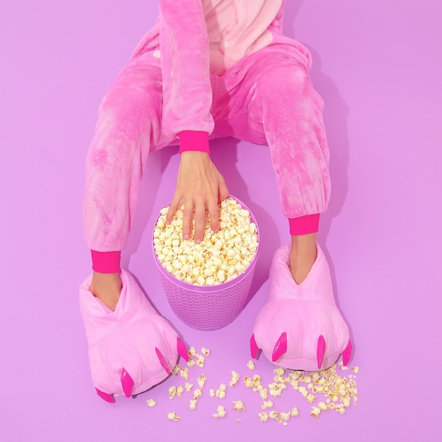 Pink Pyjamas Party Girl concepto Quédate en casa Amante de las palomitas de maíz Estilo mínimo de cine en casa Tiempo de relajación