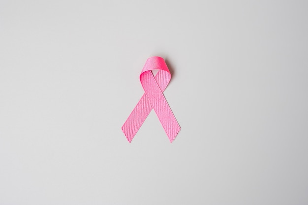 Pink Ribbon auf grauem Hintergrund ist ein Konzept