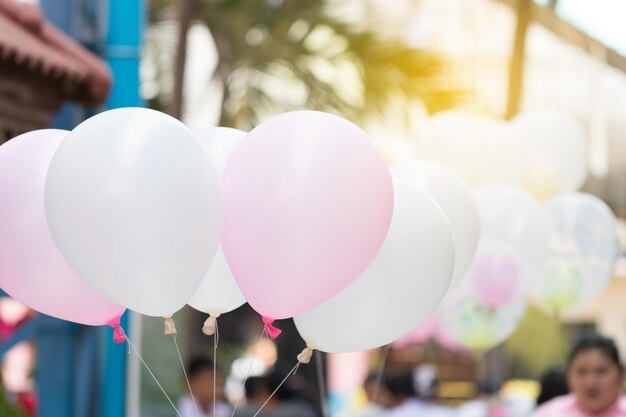 Pink-weißer Ballon mit weichem Licht Glückwunsch