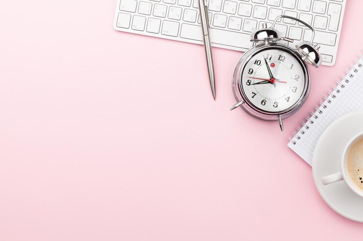 Foto pinker arbeitsplatz mit computer, kaffee und alarm