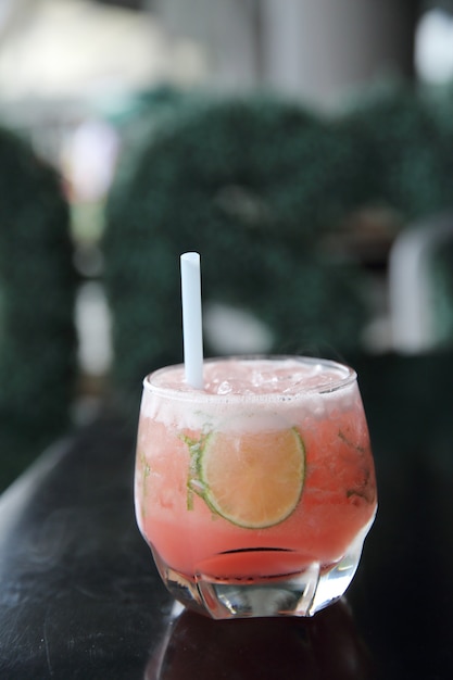 Pinker Cocktail mit Limette und Minze