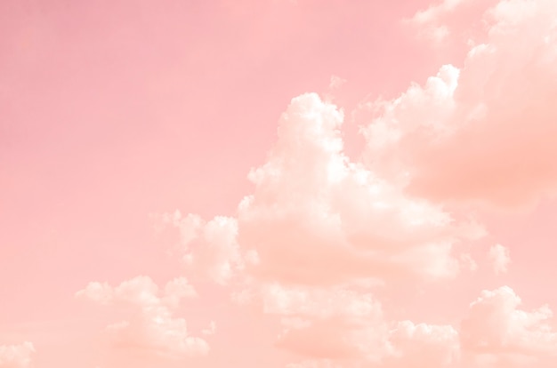Pinker Himmel mit weißen Wolken mit verschwommenem Hintergrundmuster