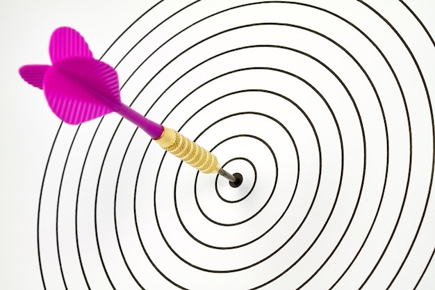 Pinker Pfeil auf dem Auge des Stiers