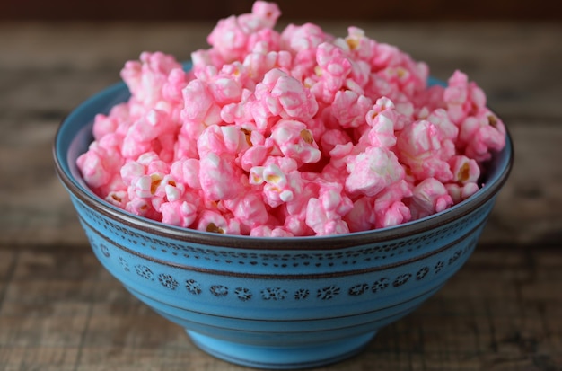 Foto pinker popcorn in einer blauen schüssel