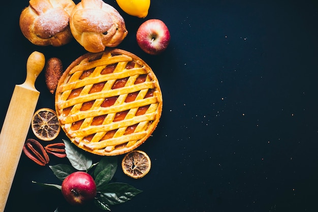 Foto pino de rolamento perto de frutas e pastelaria