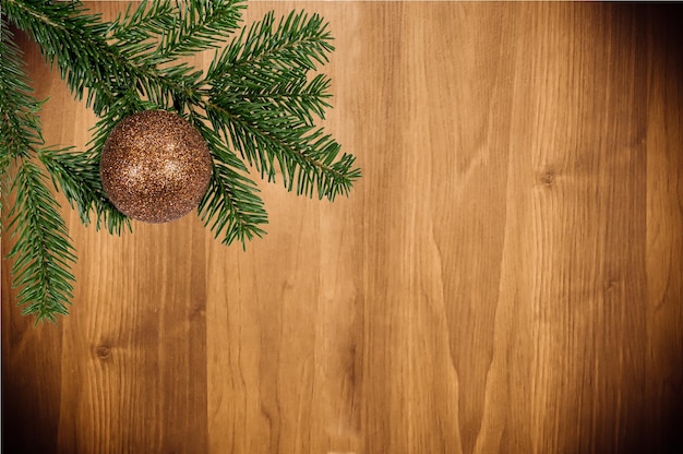 Foto pino en una mesa de madera