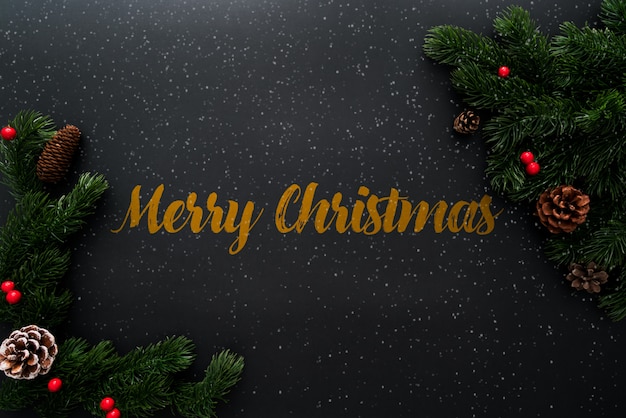 Pino de Navidad con decoración de Navidad sobre fondo negro