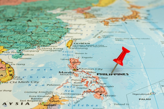 Pino vermelho colocado seletivo no mapa de Filipinas. - Conceito econômico e de negócios.