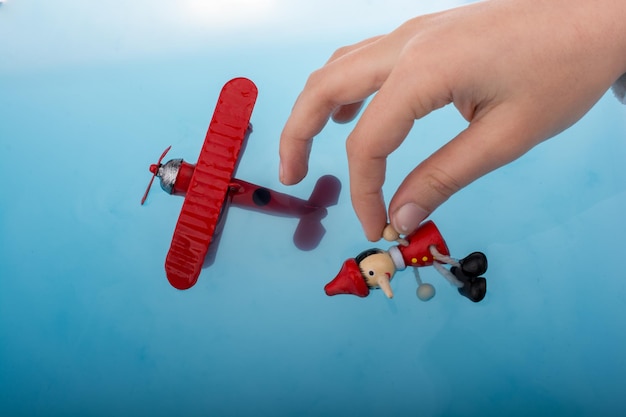 Pinocchio y un modelo de avión en el agua